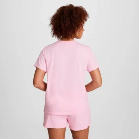 Κλασικό T-shirt, λογότυπο στο αριστερό στήθος σε τόνους του ίδιου χρώματος